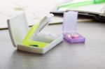 medicijndoosje met 2 vakken en mesje