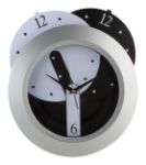 zilverkleurige ronde wandklok.