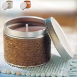 geurkaarsen in metalen doos, bedekt met touw.