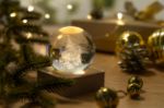 glazen led lichtbol kerst met houten voet
