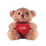 pluche teddybeer houdt rood hartje vast