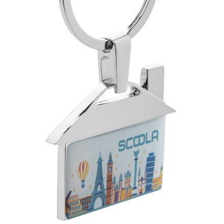 metalen sleutelhanger in de vorm van een huis.