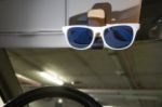 rabs auto zonnebrilhouder op zonneklep in auto