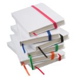 wit kartonnen notitieboek met 80 bladzijden.