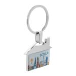metalen sleutelhanger in de vorm van een huis.