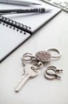 ronde metalen sleutelhanger. custom made.