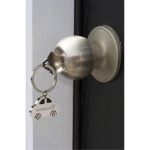 metalen autootje met stevige sleutelring.