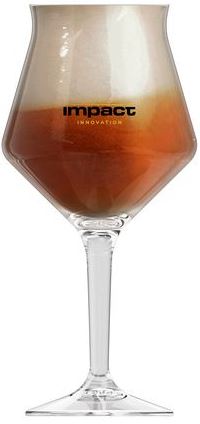 Bierglas met schuim uitgeschonken
