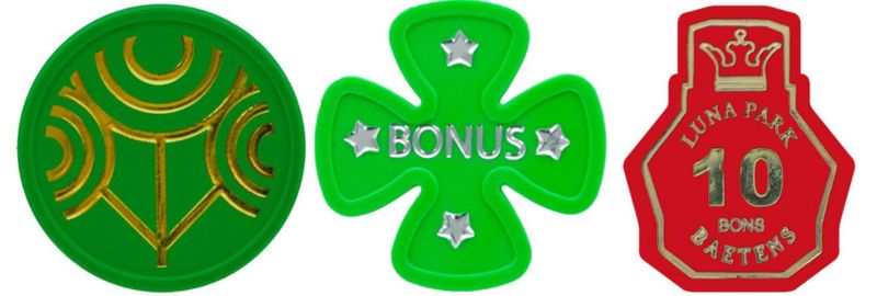 enkele tokens met foil print op
