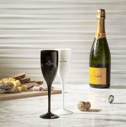 Champagneglazen met naam zijn populair