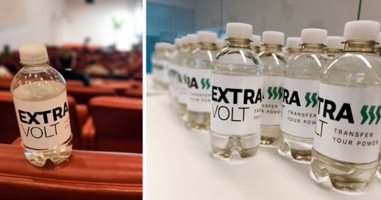 Bedrukte eigen flesjes met water zijn populair op een congres van onze klant