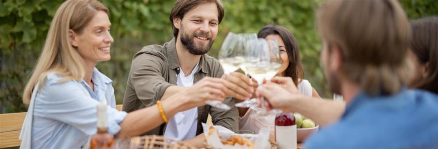 Wijnliefhebbers klinken samen
