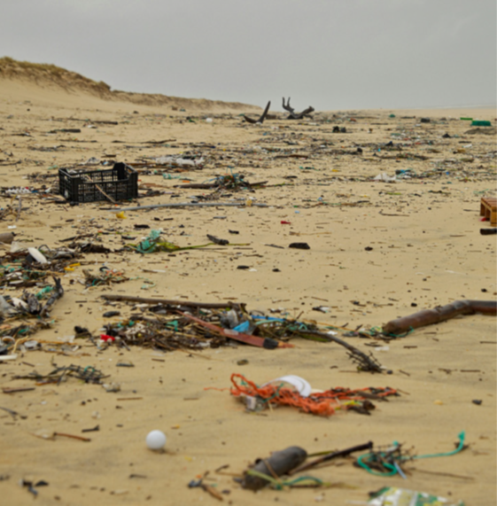 afval op het strand
