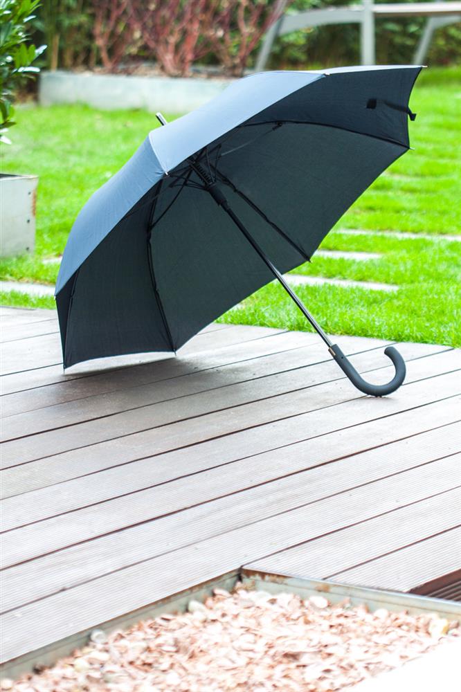 Paraplu met gebogen handvat op terras